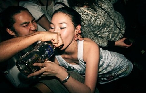 富二代奢靡生活曝光 贪腐轮奸一作到底