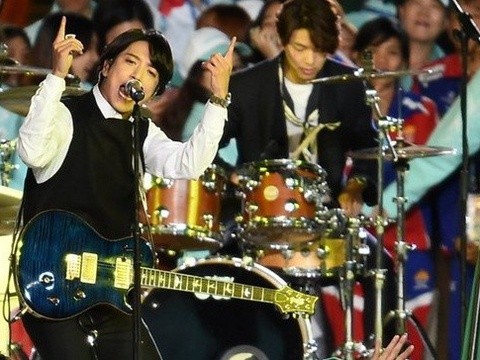 韩国人气乐队cnblue闭幕式献唱 展现摇滚魅力