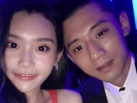 张继科与奚梦瑶挨头合影 称两个人要开心